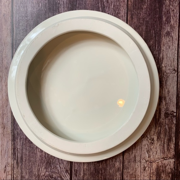 10 Strawberry Street ~ North Pole Bed & Breakfast Ceramic Cookie Tin - Picture 5 of 13